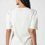 Blusa polera Audrey en color blanco roto de la marca EV-2026-502, tela suave y diseño elegante para ocasiones casuales.