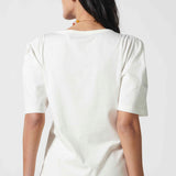 Blusa polera Audrey en color blanco roto de la marca EV-2026-502, tela suave y diseño elegante para ocasiones casuales.
