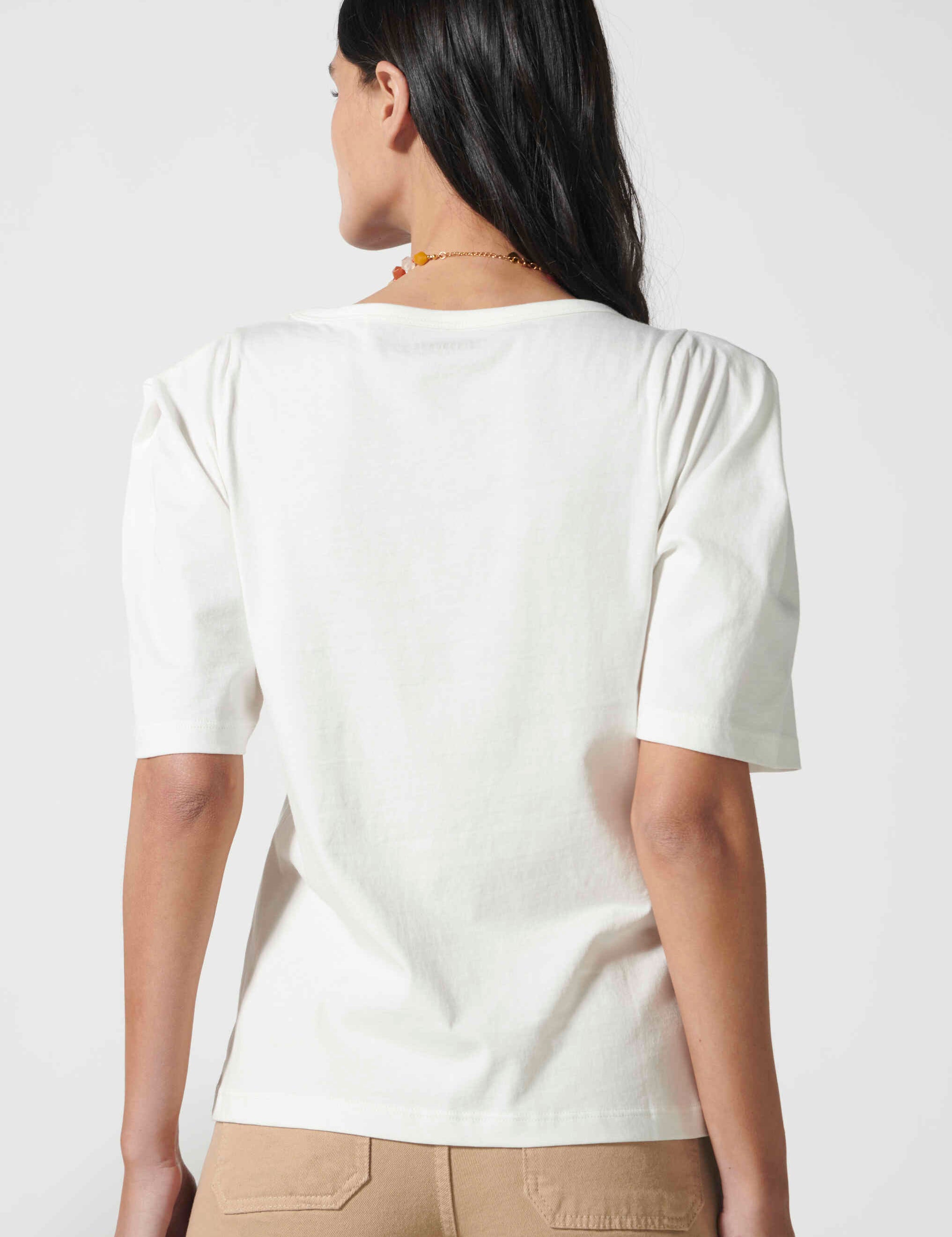 Blusa polera Audrey en color blanco roto de la marca EV-2026-502, tela suave y diseño elegante para ocasiones casuales.