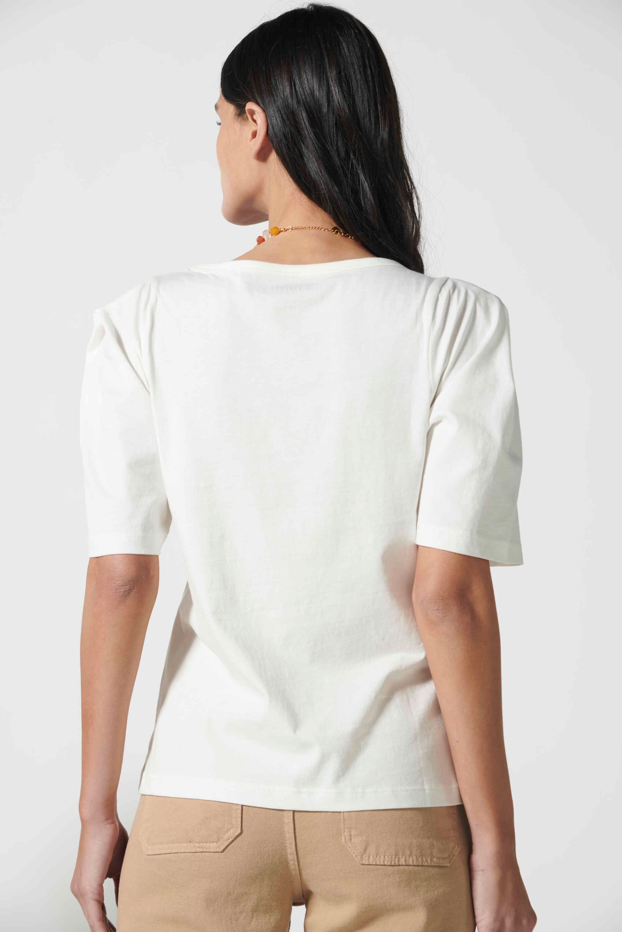Blusa polera Audrey en color blanco roto de la marca EV-2026-502, tela suave y diseño elegante para ocasiones casuales.