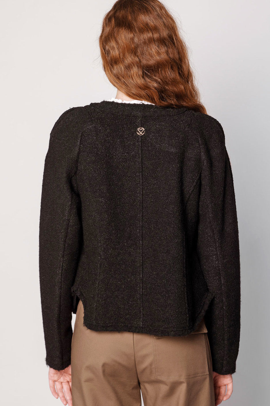 Chaqueta Elsi de la marca O-2025-912 en color gris, con cierre y bolsillos, mostrando el diseño y textura del tejido.