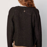 Chaqueta Elsi de la marca O-2025-912 en color gris, con cierre y bolsillos, mostrando el diseño y textura del tejido.