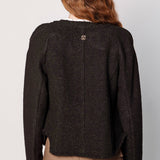 Chaqueta Elsi de la marca O-2025-912 en color gris, con cierre y bolsillos, mostrando el diseño y textura del tejido.