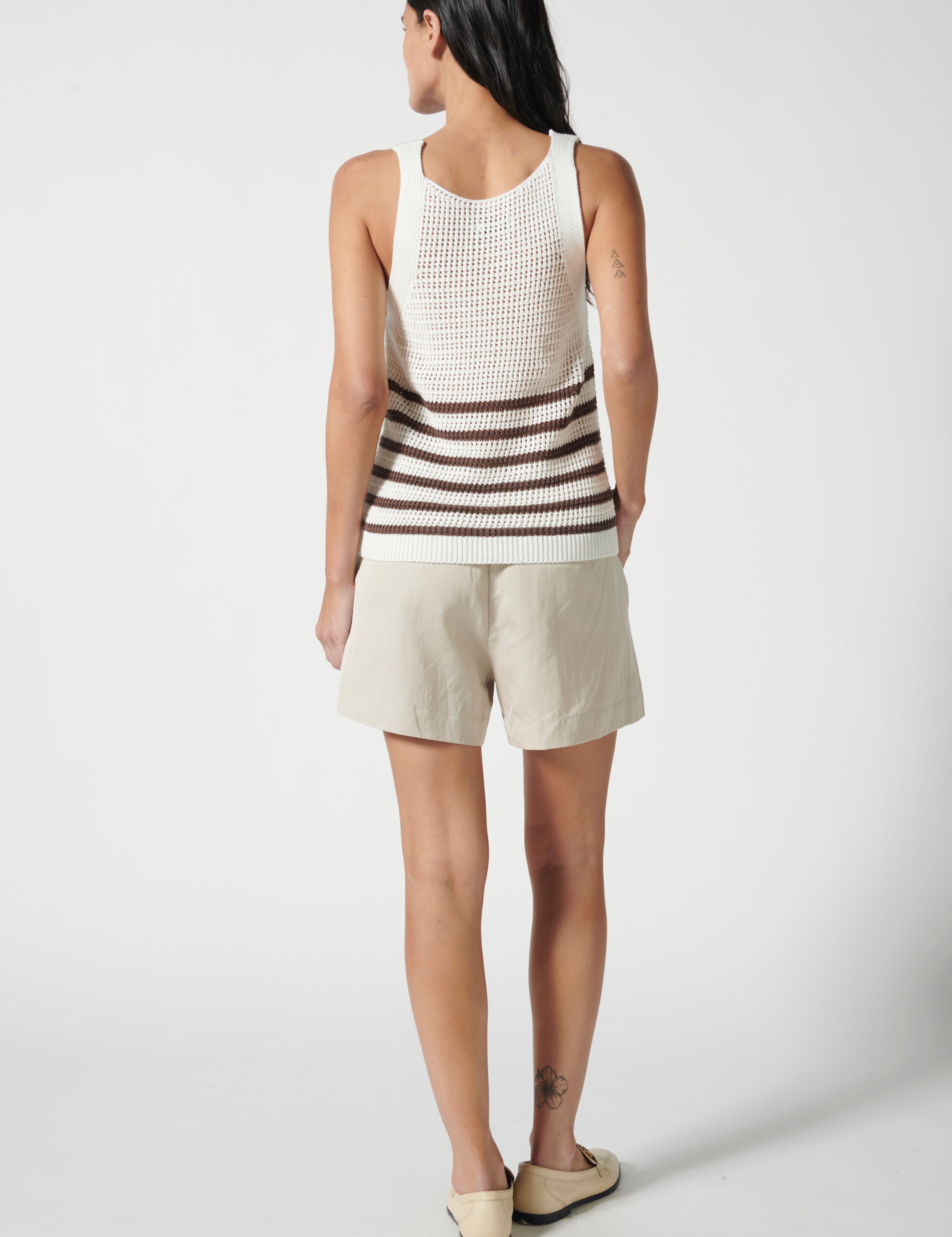 Short Sammei de la marca P-2026-101, pantalones cortos casuales con diseño moderno y cómodo, en color neutro.