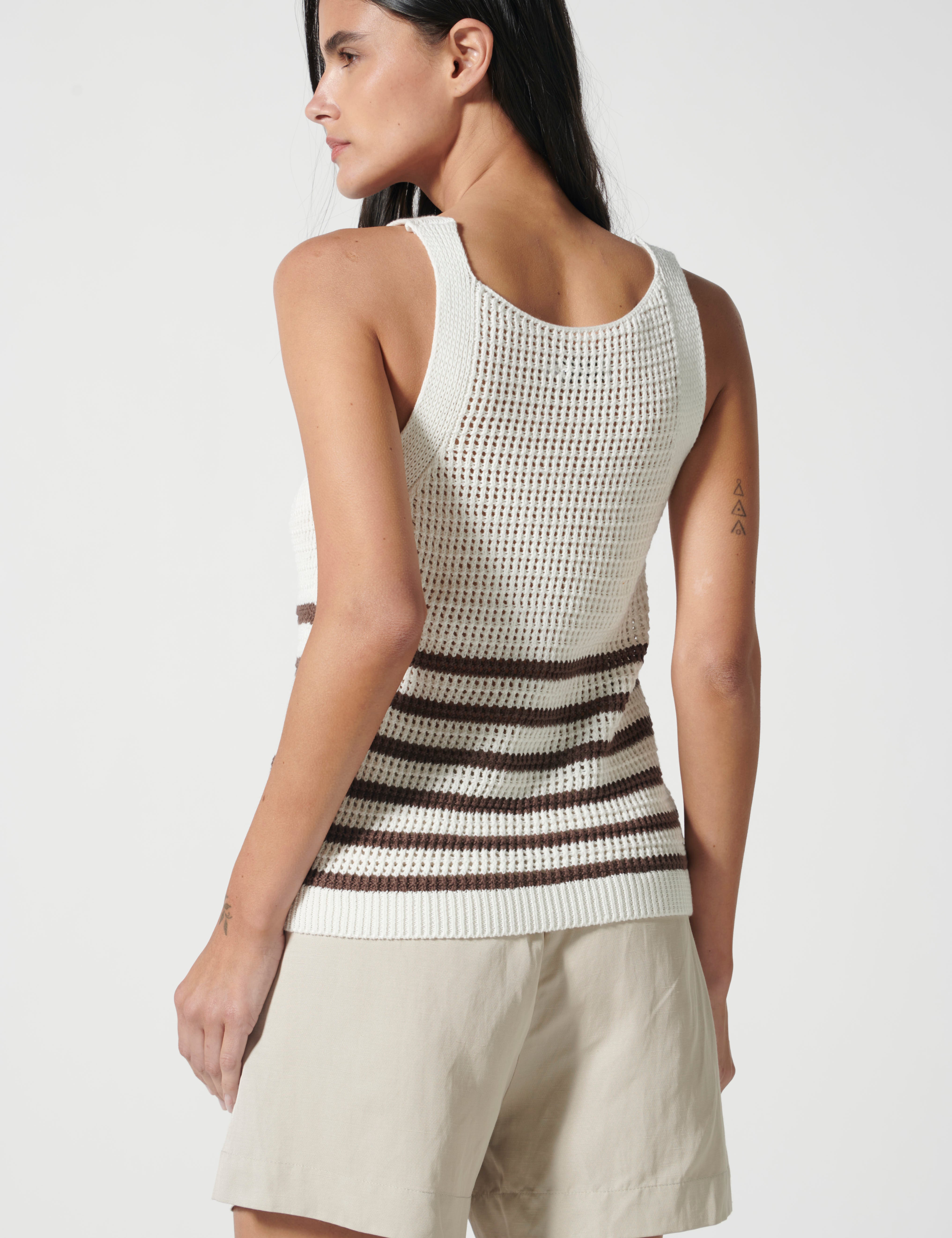 Polera Serel Crudo de la marca P-2026-03, blusa de tela suave con diseño simple y cuello redondo, vista frontal.
