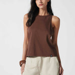 Polera Lourdes en color blanco off, de la marca EV-2026-503, con diseño sencillo y estilo casual para mujer.
