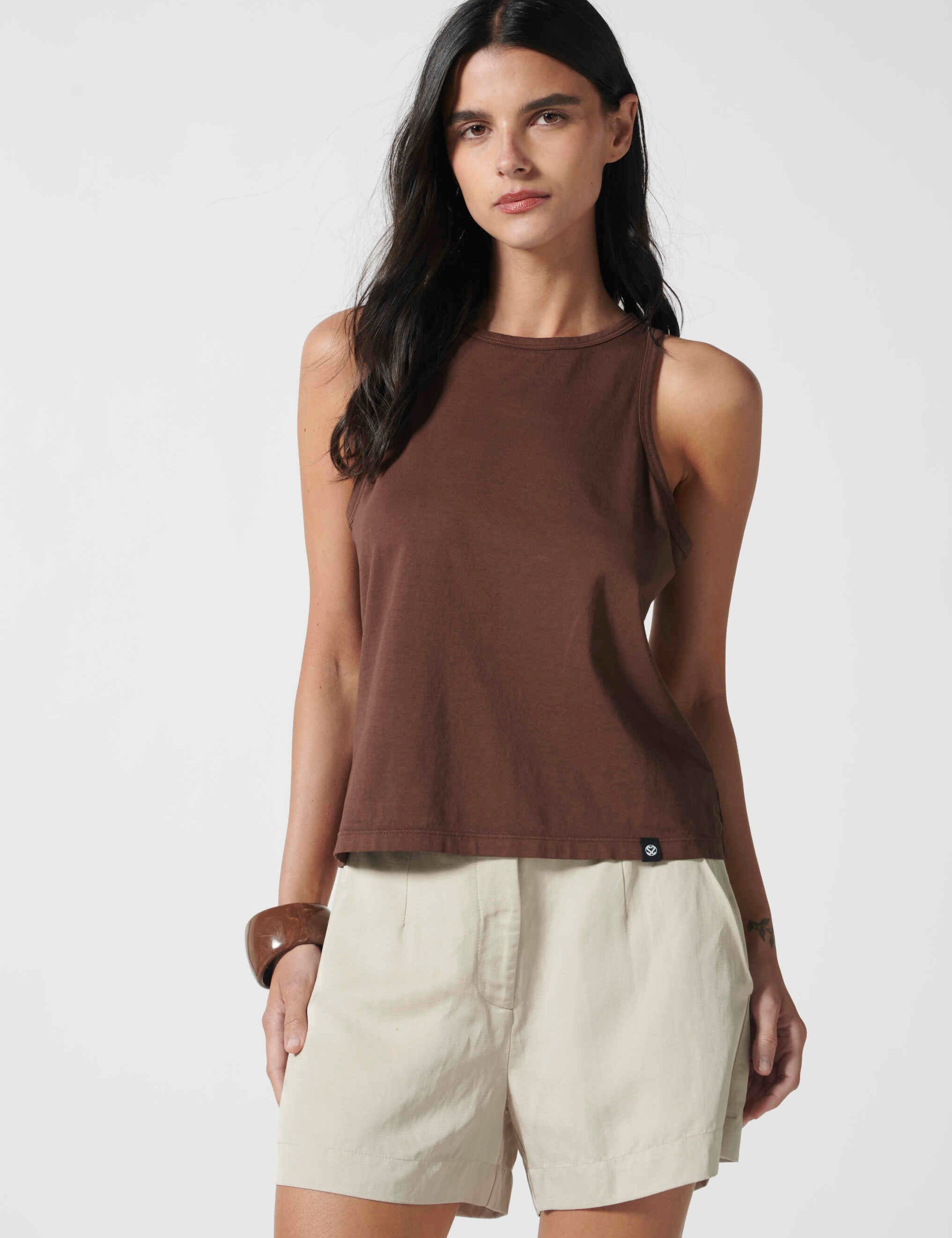 Polera Lourdes en color blanco off, de la marca EV-2026-503, con diseño sencillo y estilo casual para mujer.