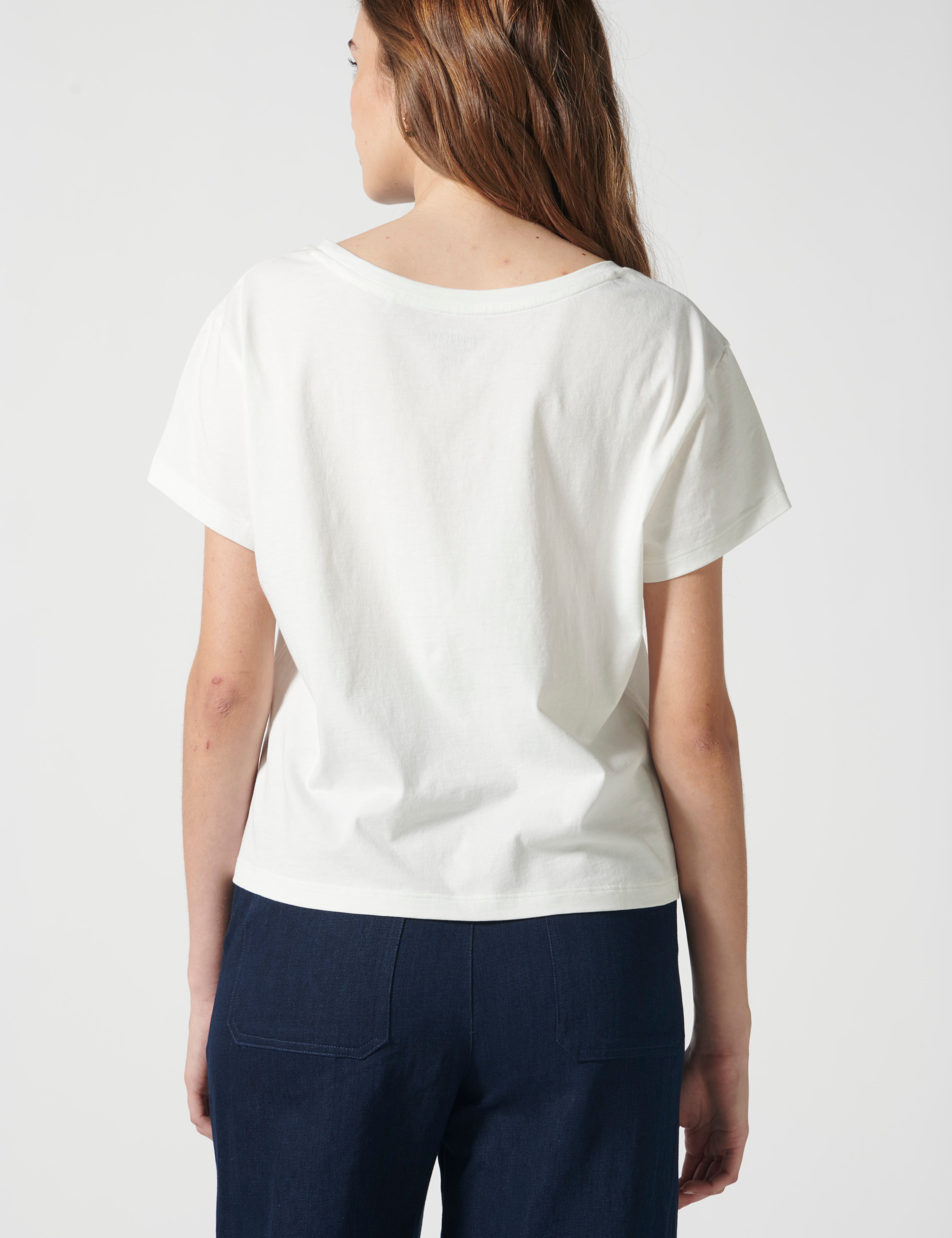 Polera Janis negra de la marca V-2026-531, blusa de estilo casual con cuello redondo y manga larga, vista frontal.