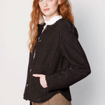 Chaqueta Elsi de la marca O-2025-912, estilo moderno con cierre y bolsillos, en color negro sobre fondo blanco.