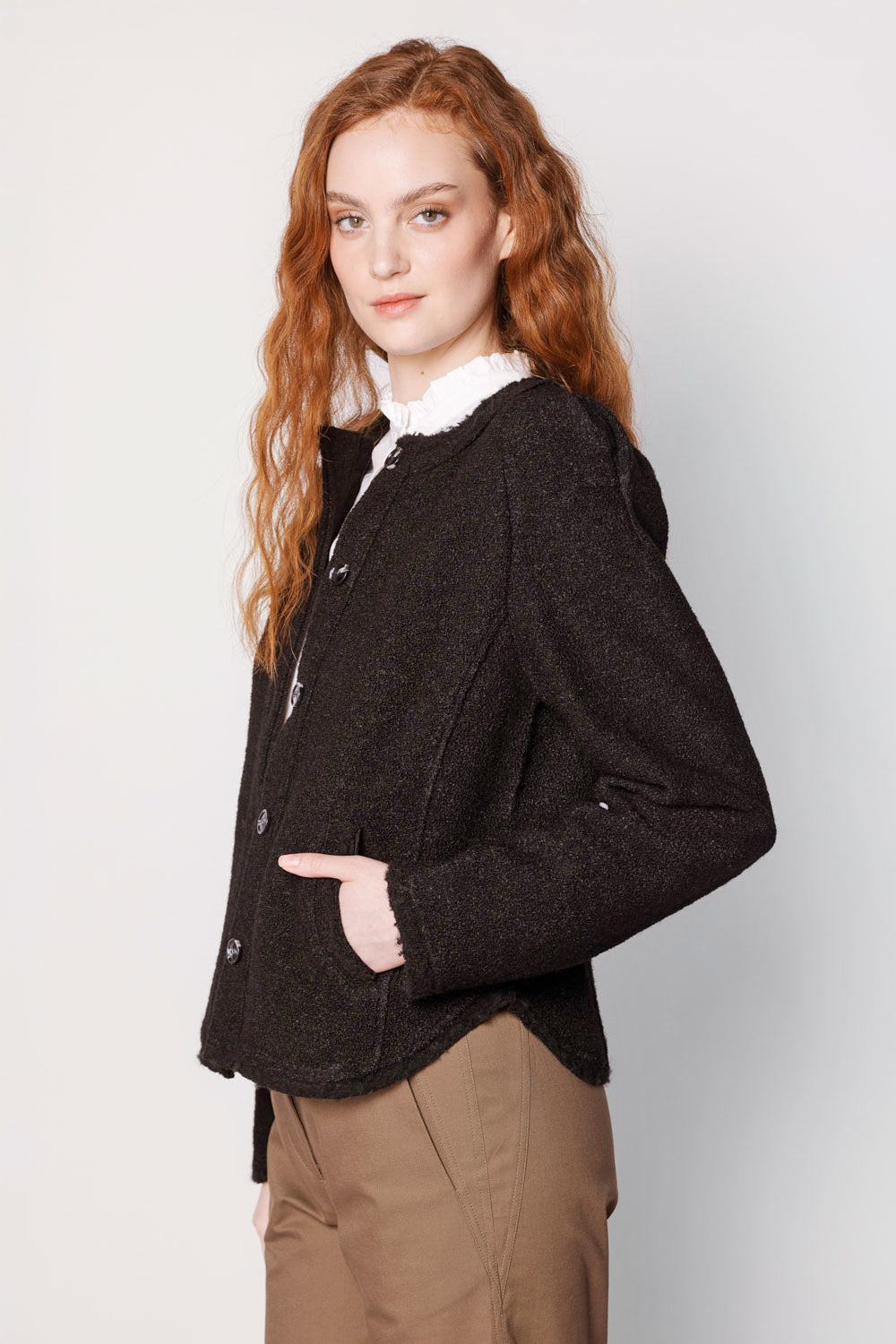 Chaqueta Elsi de la marca O-2025-912, estilo moderno con cierre y bolsillos, en color negro sobre fondo blanco.