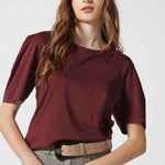 Polera Audrey Granada de la marca EV-2026-502, blusa casual con diseño en color granada y cuello redondo, vista frontal.