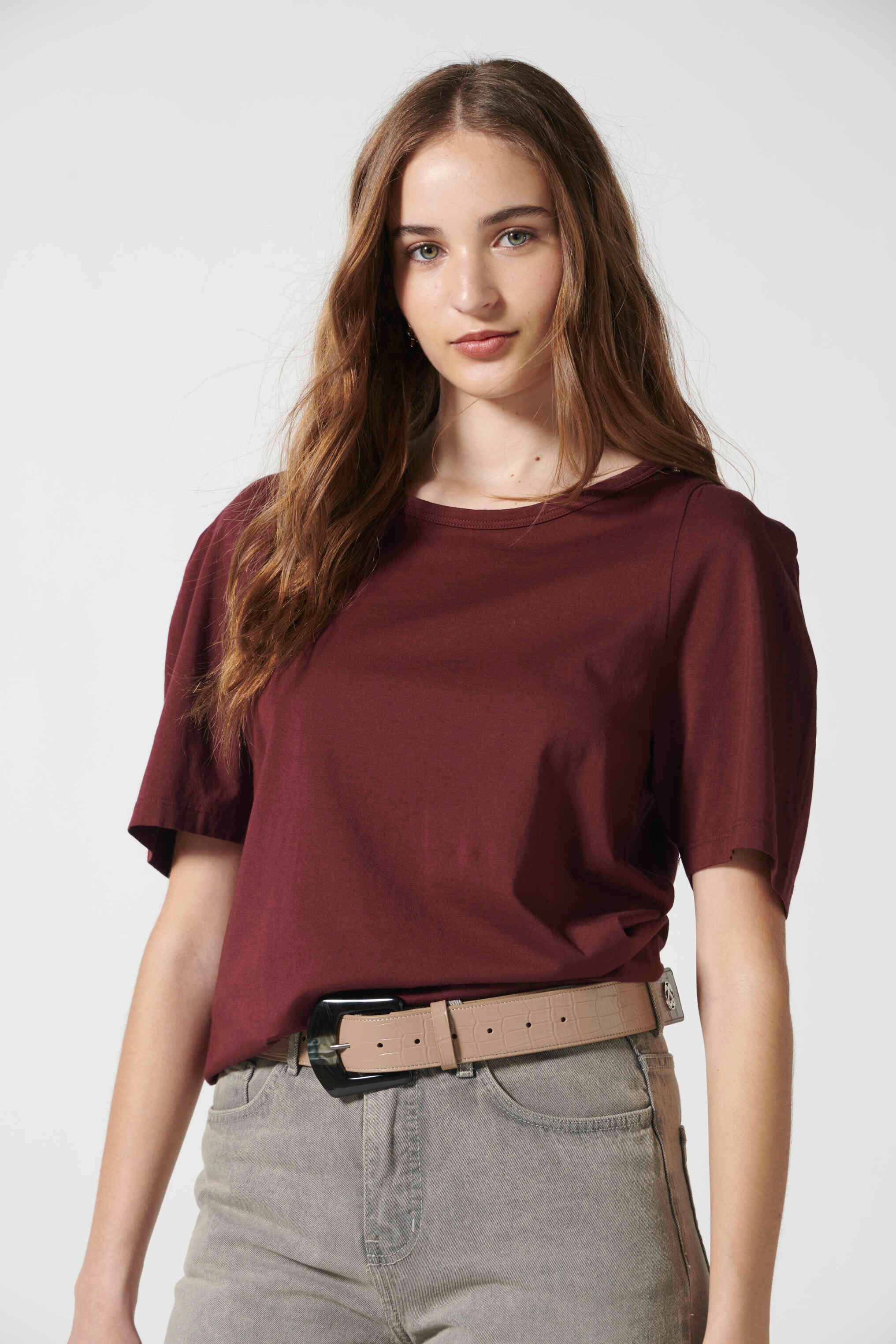 Polera Audrey Granada de la marca EV-2026-502, blusa de tela suave en color gris con cuello redondo y mangas largas.