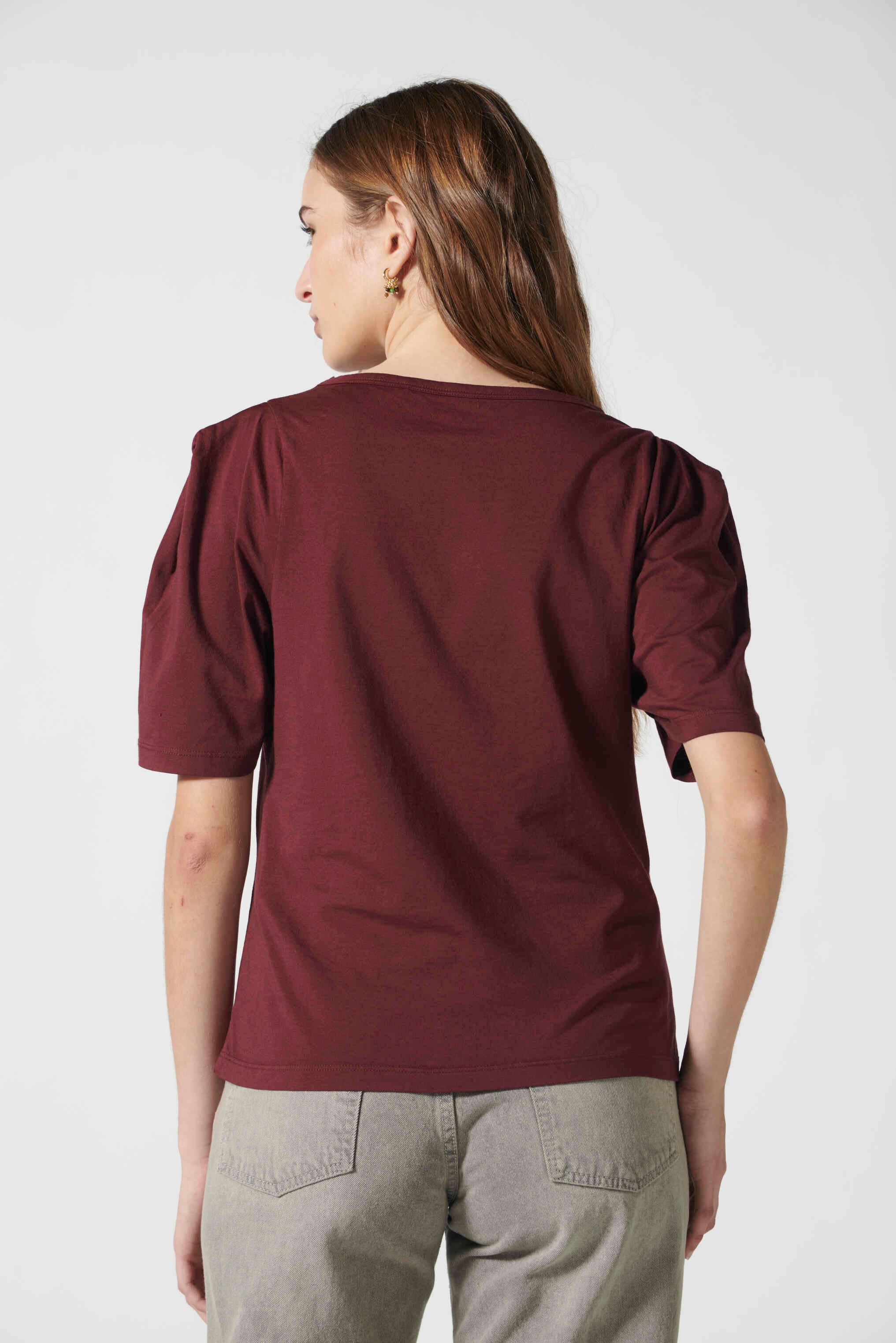 Polera Audrey Granada de la marca EV-2026-502, blusa de manga larga en color gris con cuello redondo y detalles suaves.