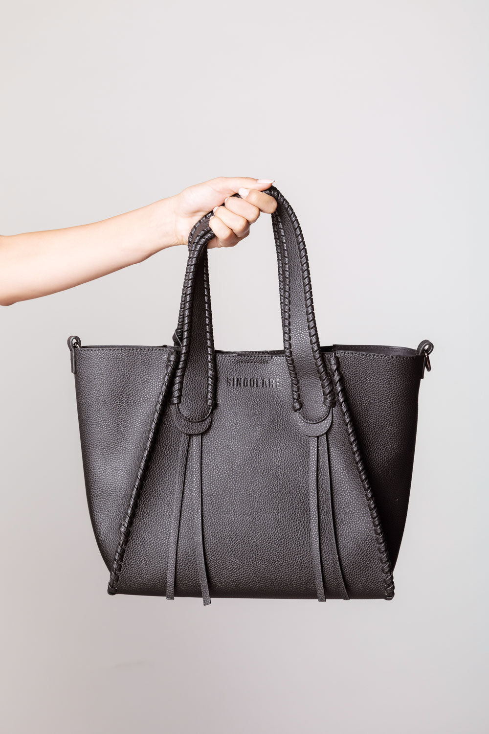 Accesorios Shopper Iris Black de la marca AI-2025-103, bolso o cartera negra con diseño elegante y práctico.
