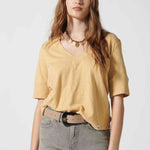 Polera Cassie en color taupe de la marca EV-2026-501, blusa de moda con estilo casual y elegante, vista frontal.