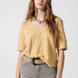 Polera Cassie en color taupe de la marca EV-2026-501, blusa de moda con estilo casual y elegante, vista frontal.