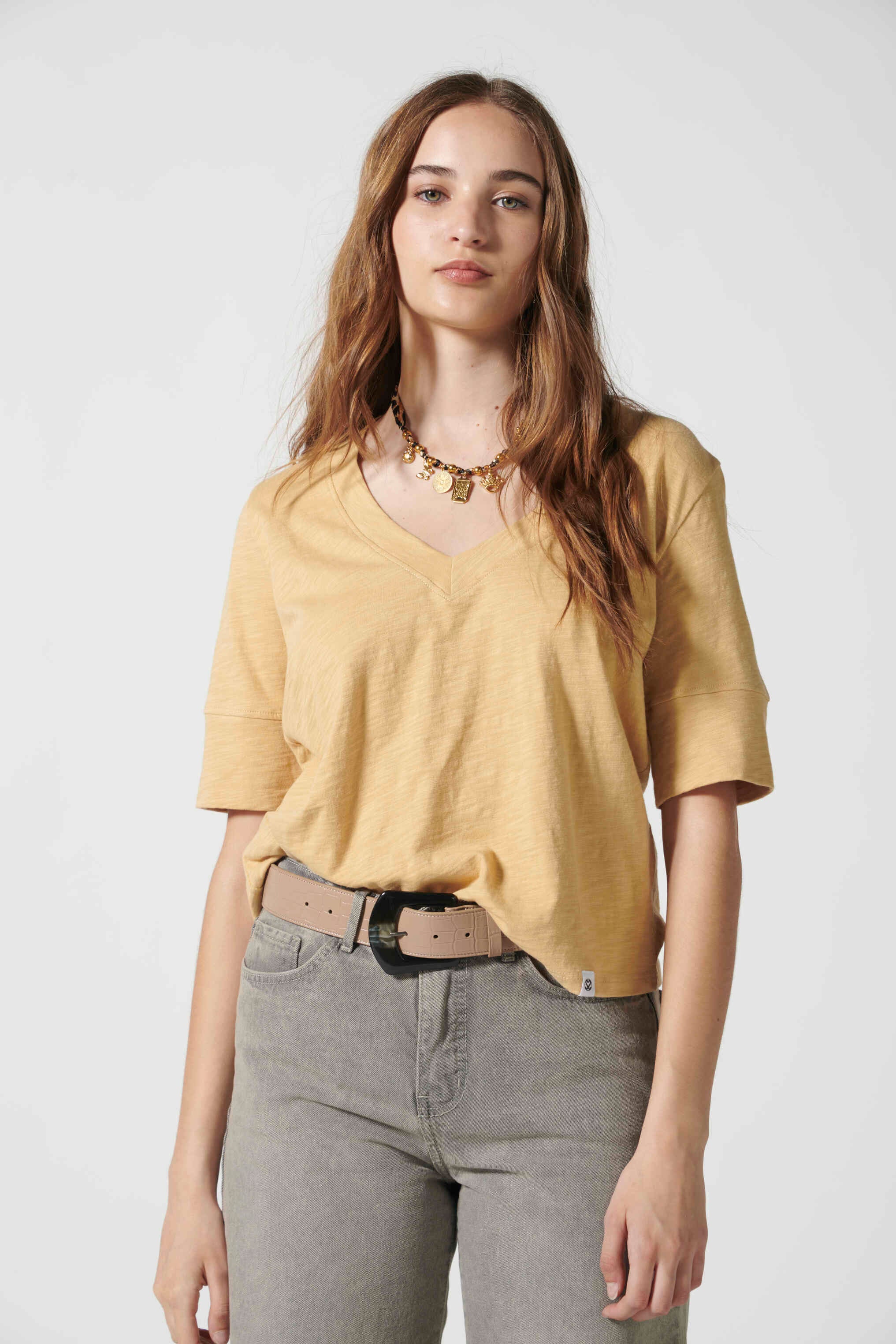 Polera Cassie en color taupe de la marca EV-2026-501, blusa de moda con estilo casual y elegante, vista frontal.
