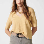 Polera Cassie taupe de la marca EV-2026-501, blusa moderna de manga larga y corte ajustado, vista frontal sobre fondo neutro.