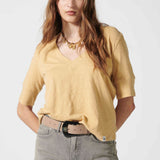 Polera Cassie taupe de la marca EV-2026-501, blusa moderna de manga larga y corte ajustado, vista frontal sobre fondo neutro.