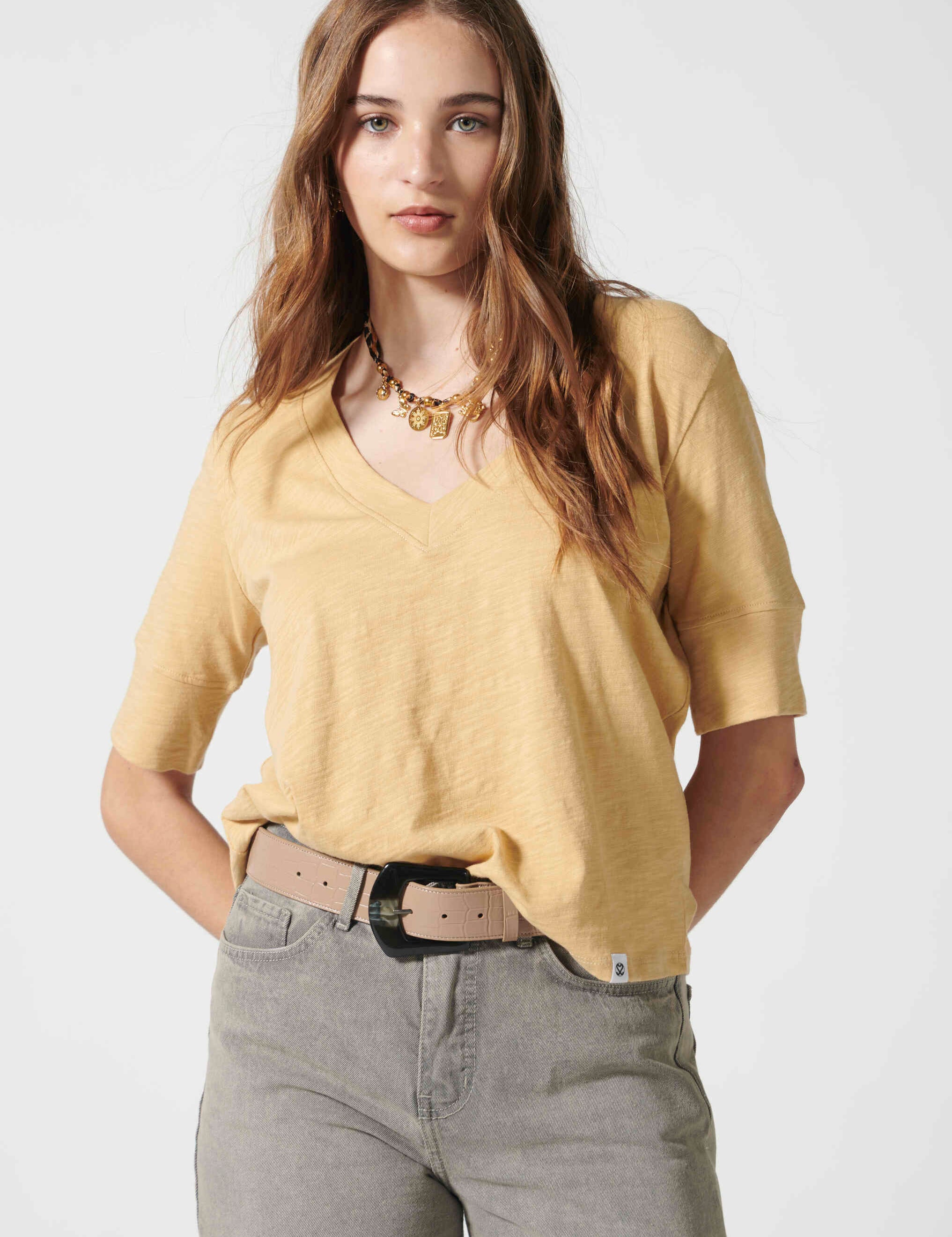 Polera Cassie taupe de la marca EV-2026-501, blusa moderna de manga larga y corte ajustado, vista frontal sobre fondo neutro.