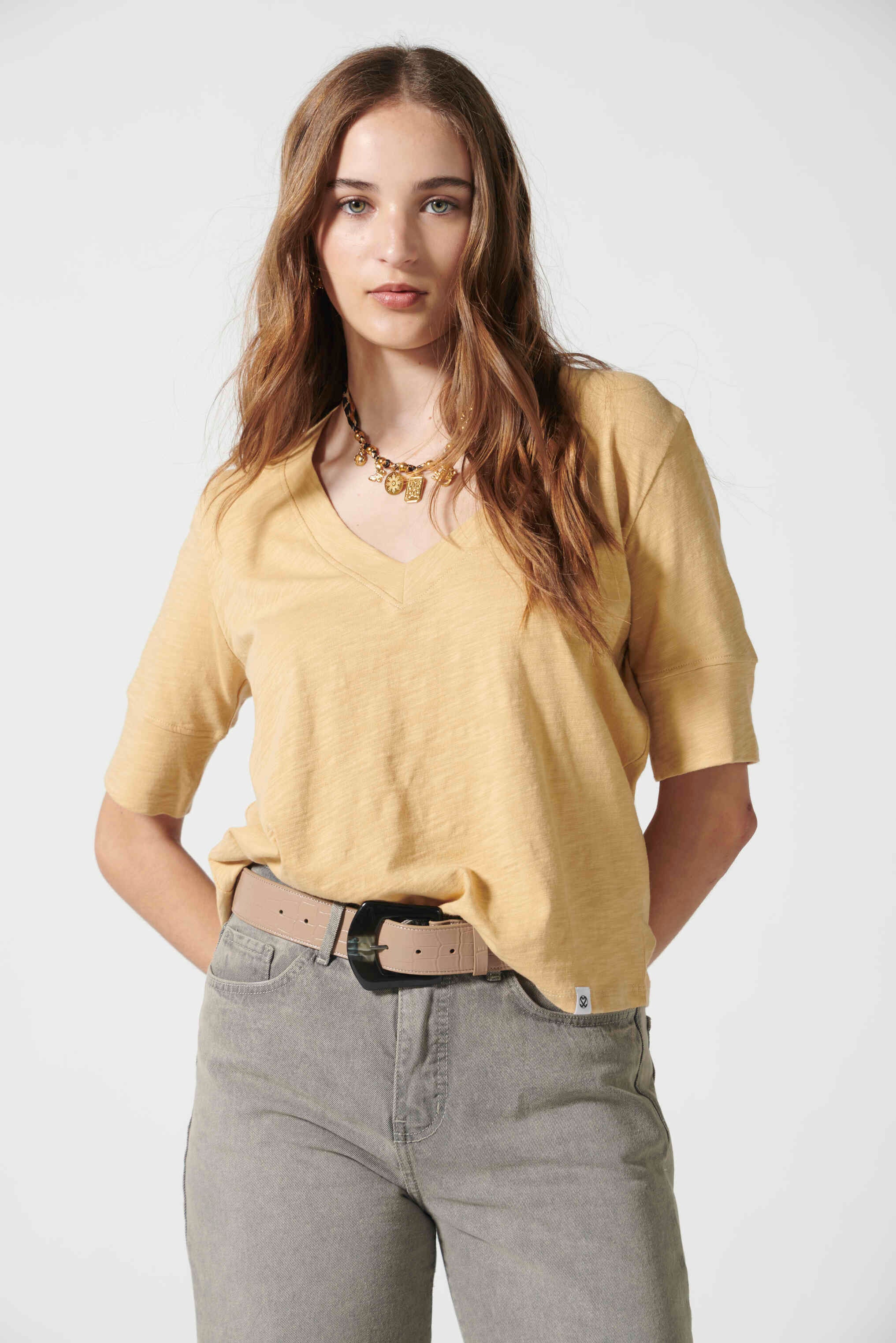 Polera Cassie taupe de la marca EV-2026-501, blusa moderna de manga larga y corte ajustado, vista frontal sobre fondo neutro.