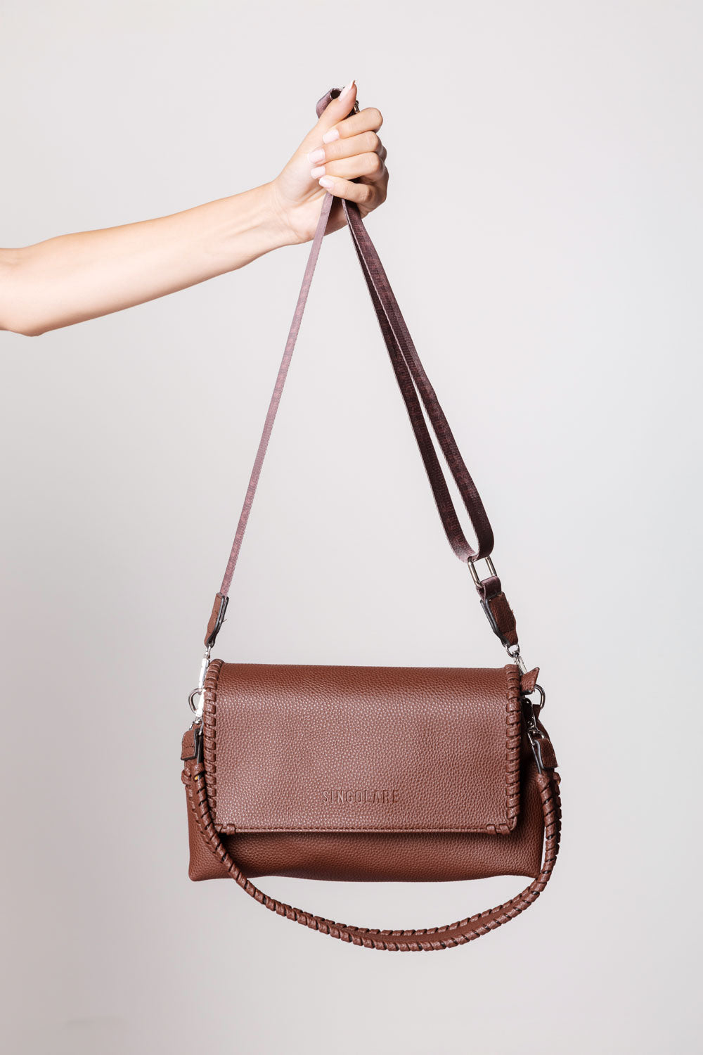 Bandolera Tina Burgundy de AI-2025-203, accesorio de moda con correa ajustable y diseño elegante en color burdeos.