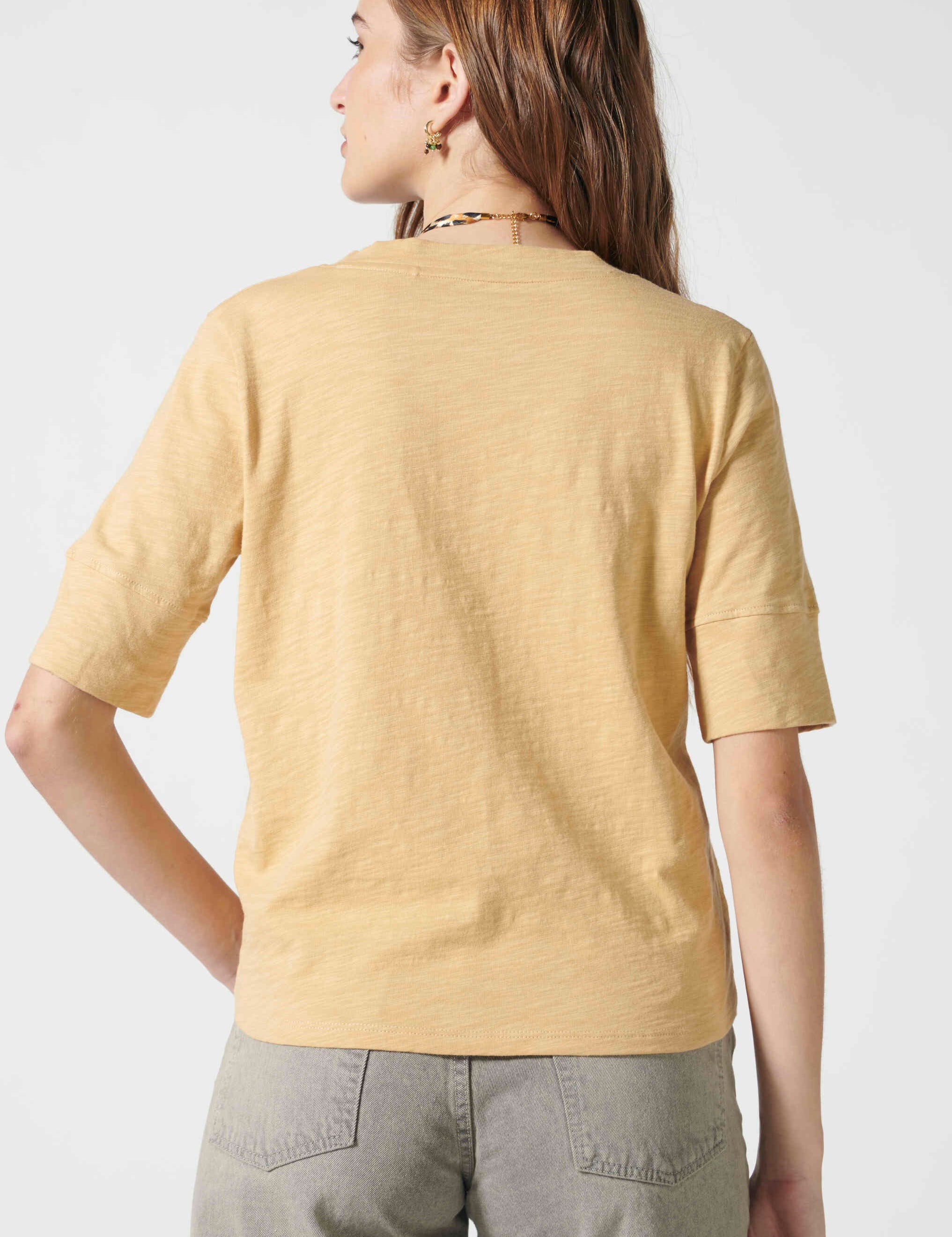 Polera Cassie taupe de la marca EV-2026-501, blusa de manga larga con estilo casual y color neutro, vista frontal.