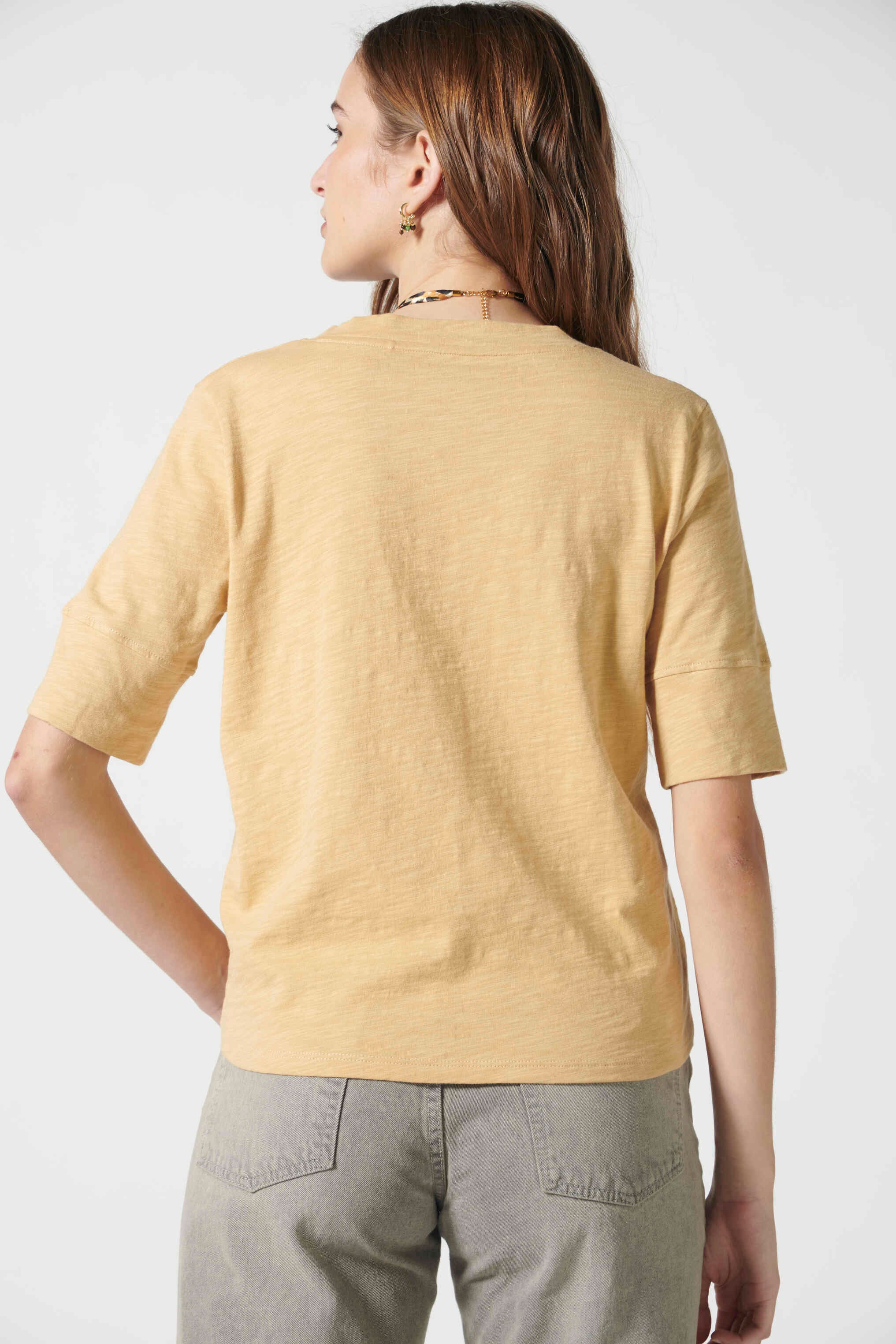 Polera Cassie taupe de la marca EV-2026-501, blusa de manga larga con estilo casual y color neutro, vista frontal.