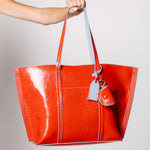 Accesorios Shopper Charo Rojo de la marca AI-2025-100, bolso de mano con diseño elegante y resistente en color rojo.