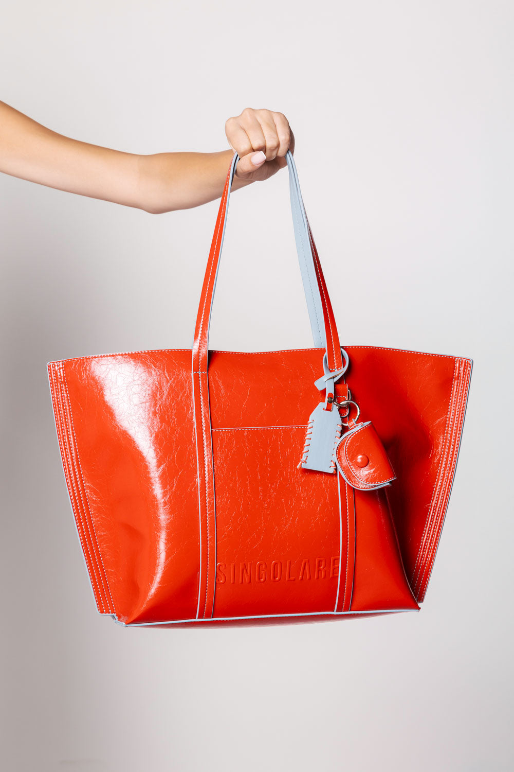 Accesorios Shopper Charo Rojo de la marca AI-2025-100, bolso de mano con diseño elegante y resistente en color rojo.