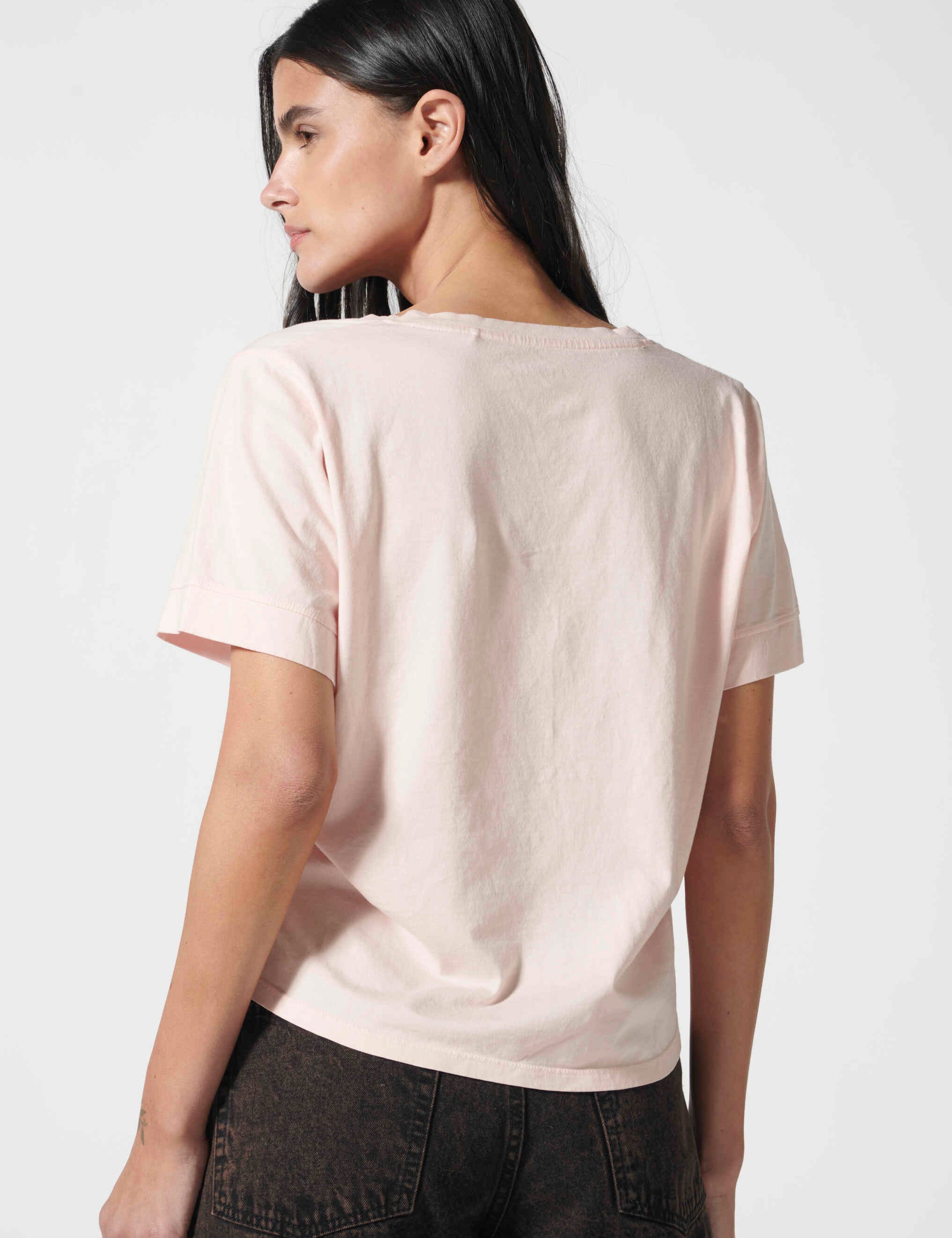 Polera rosa Amena de la marca EV-2026-505, blusa de moda con diseño simple y cómodo, vista frontal.