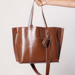 Bolso tipo shopper Charo marrón de la marca AI-2025-102, accesorios de moda con diseño elegante y espacioso.
