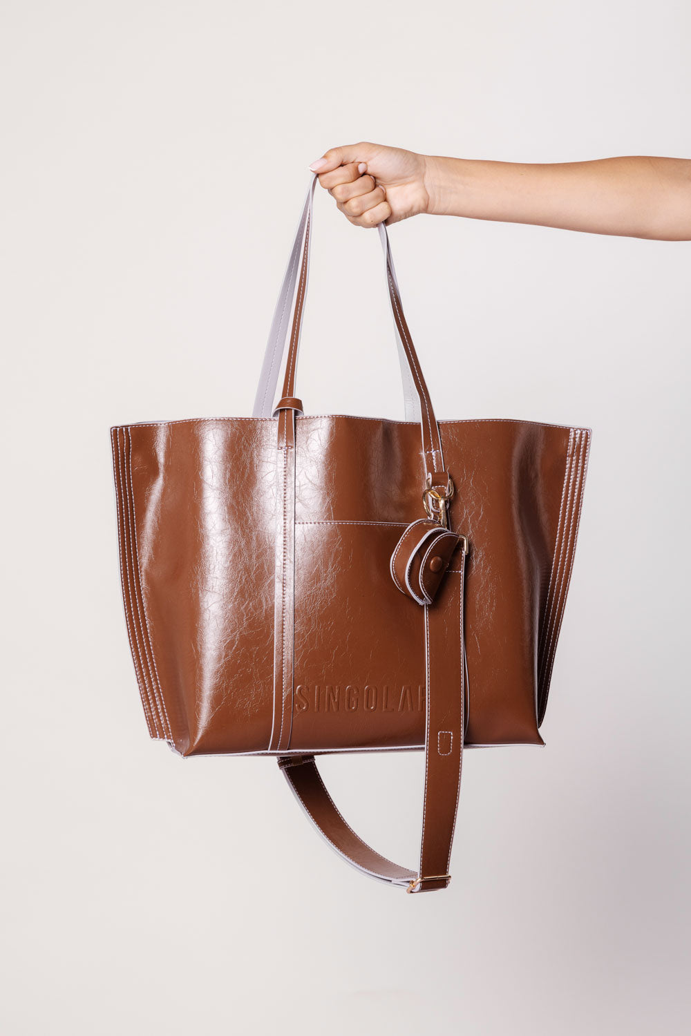 Bolso tipo shopper Charo marrón de la marca AI-2025-102, accesorios de moda con diseño elegante y espacioso.