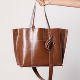 Bolso tipo shopper Charo marrón de la marca AI-2025-102, accesorios de moda con diseño elegante y espacioso.