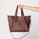 Accesorios shopper Iris burdeos de la marca AI-2025-104, bolso de mano con diseño elegante y asas resistentes.