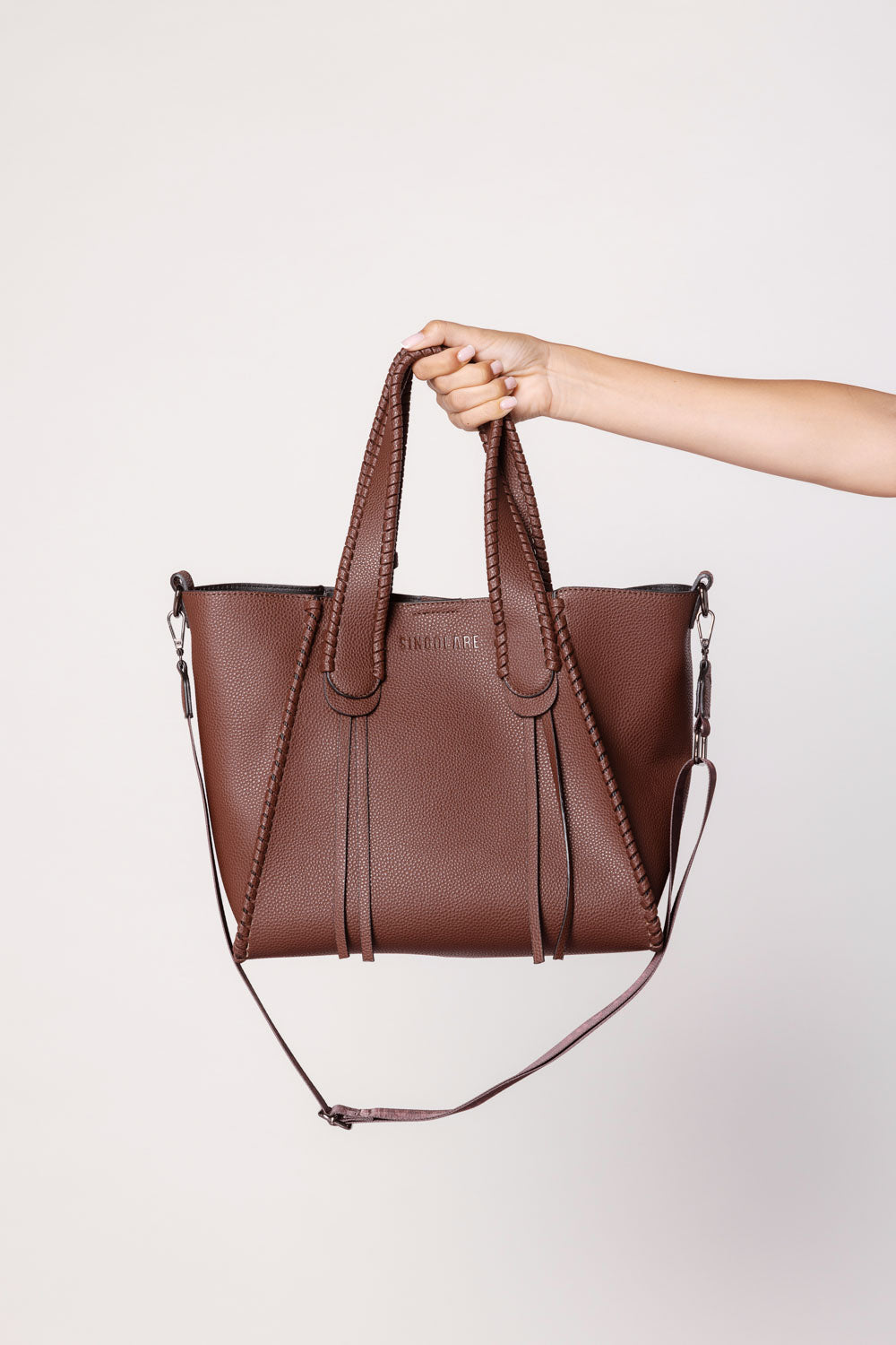 Accesorios shopper Iris burdeos de la marca AI-2025-104, bolso de mano con diseño elegante y asas resistentes.