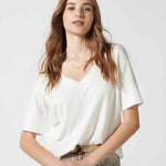 Polera blanca off white de la marca EV-2026-501, estilo casual y cómoda, con cuello redondo y manga larga.