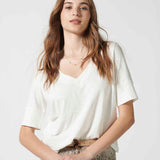 Polera blanca off white de la marca EV-2026-501, estilo casual y cómoda, con cuello redondo y manga larga.