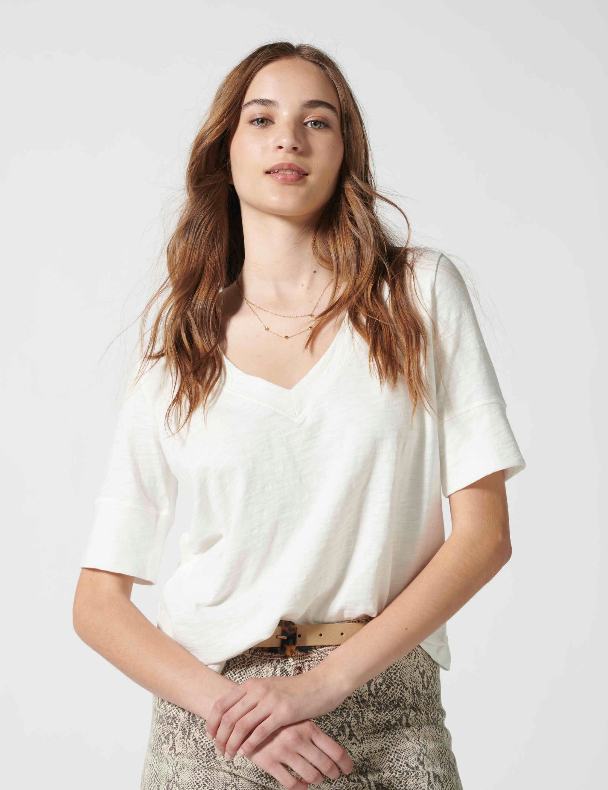 Polera blanca off white de la marca EV-2026-501, estilo casual y cómoda, con cuello redondo y manga larga.