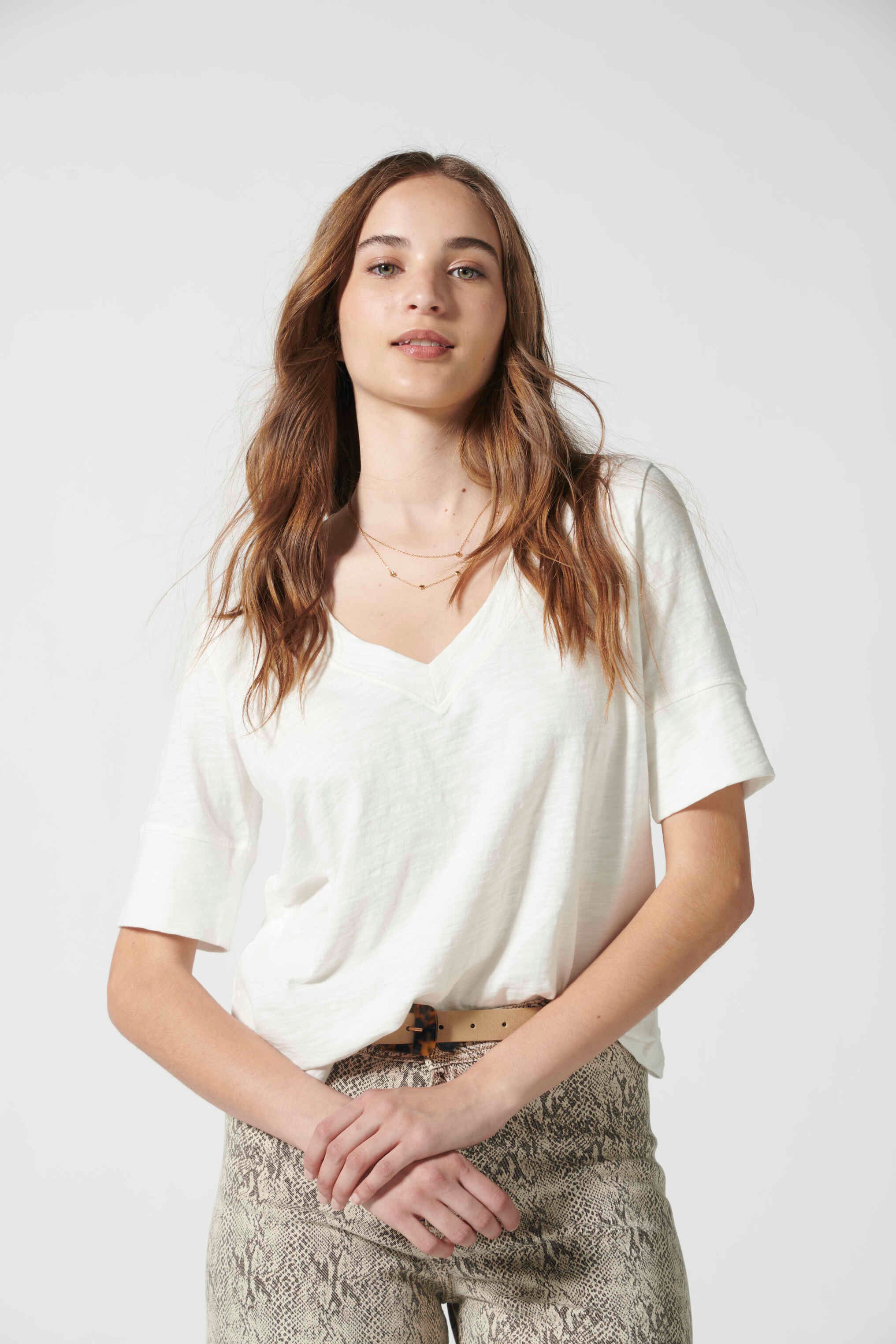 Polera blanca off white de la marca EV-2026-501, estilo casual y cómoda, con cuello redondo y manga larga.