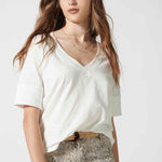Polera cassie en color blanco roto de la marca EV-2026-501, blusa de estilo casual y cómodo para mujer.