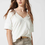 Polera cassie en color blanco roto de la marca EV-2026-501, blusa de estilo casual y cómodo para mujer.