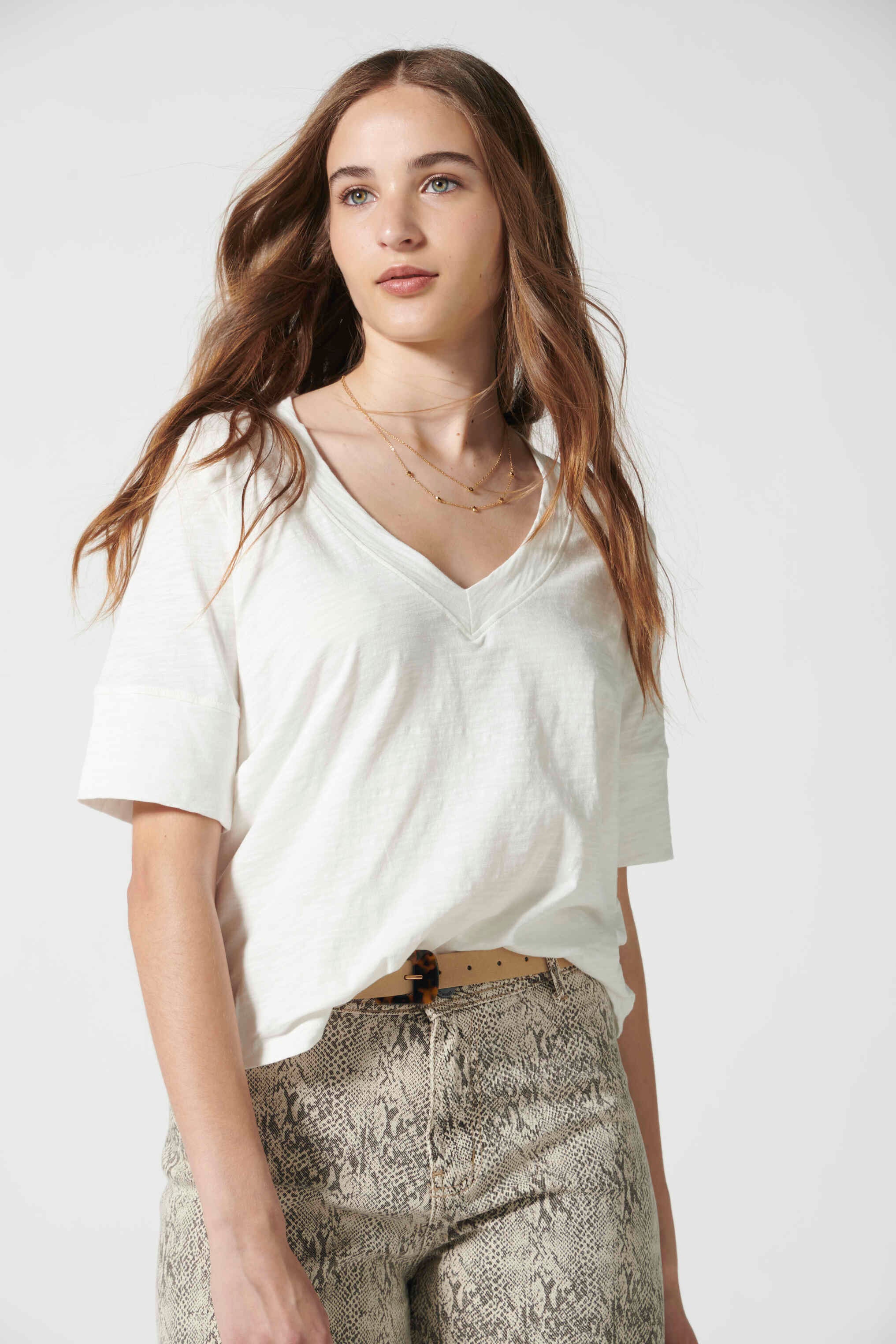 Polera cassie en color blanco roto de la marca EV-2026-501, blusa de estilo casual y cómodo para mujer.