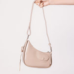 Mini bolso Stella Taupe de la marca AI-2025-202, accesorio compacto y elegante en tono taupe, con detalles en piel sintética.