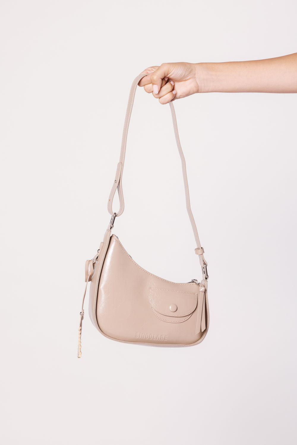 Mini bolso Stella Taupe de la marca AI-2025-202, accesorio compacto y elegante en tono taupe, con detalles en piel sintética.