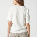 Polera Cassie Off White de la marca EV-2026-501, blusa de manga larga y diseño elegante, vista frontal sobre fondo neutro.