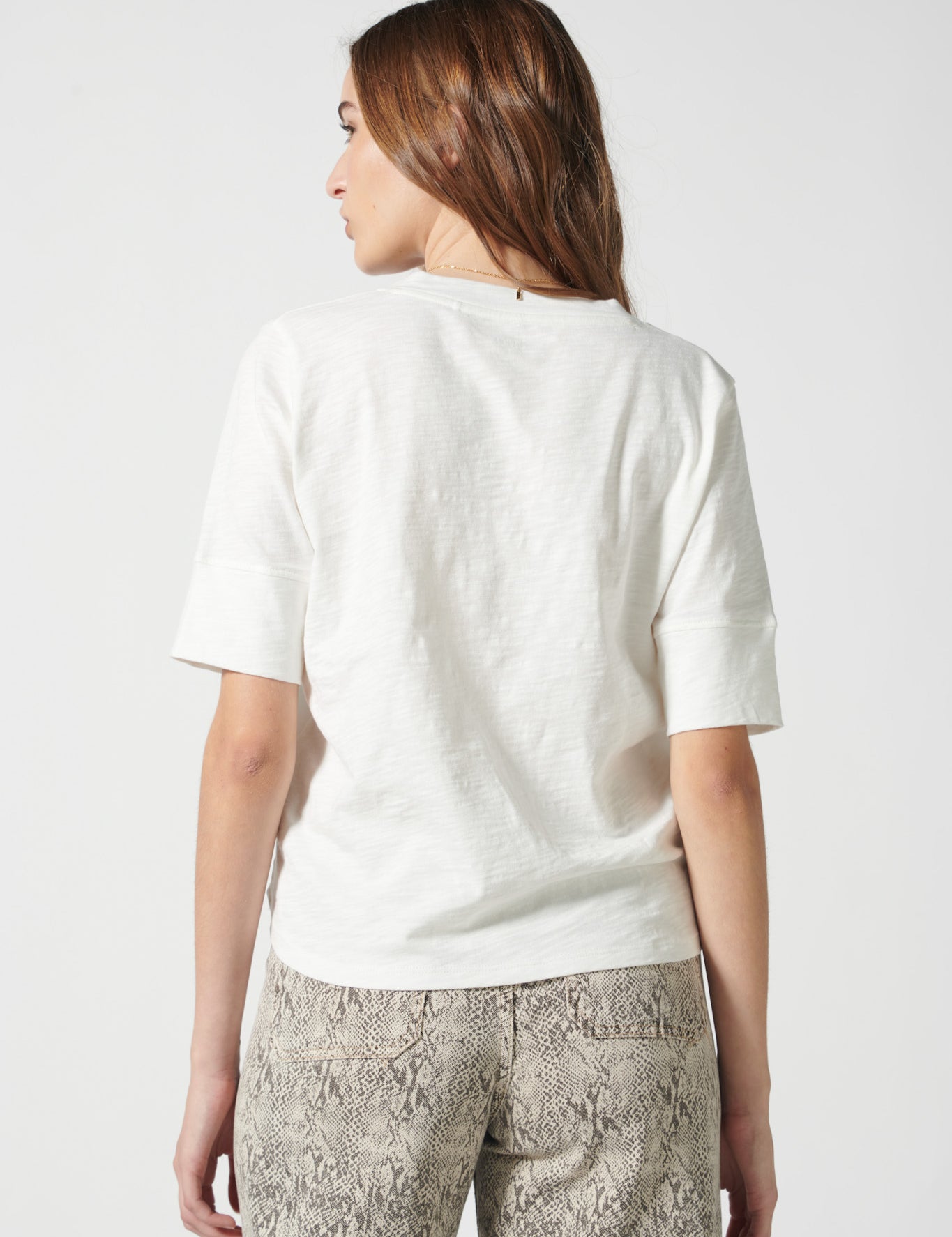 Polera Cassie Off White de la marca EV-2026-501, blusa de manga larga y diseño elegante, vista frontal sobre fondo neutro.