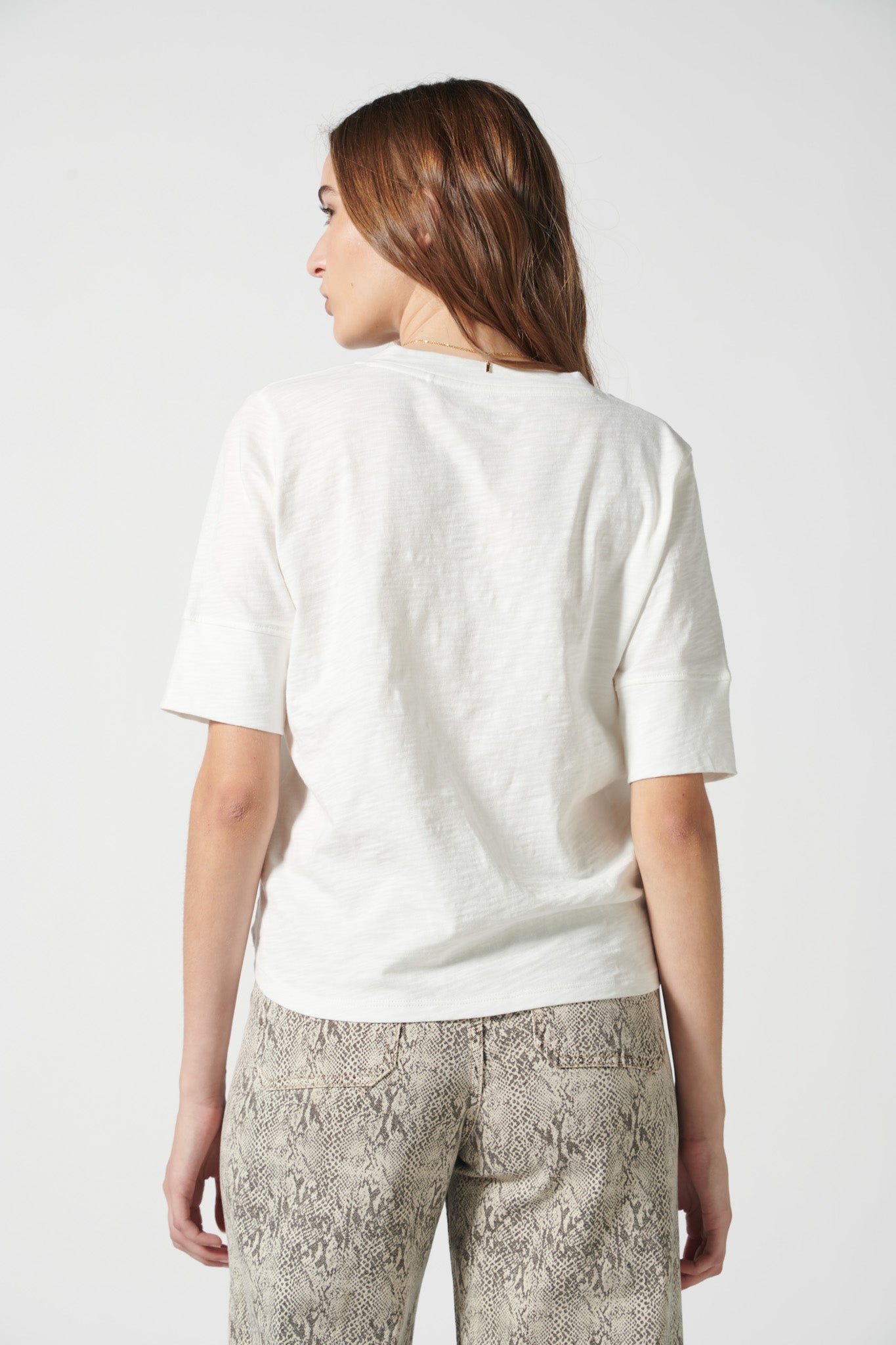 Polera Cassie Off White de la marca EV-2026-501, blusa de manga larga y diseño elegante, vista frontal sobre fondo neutro.
