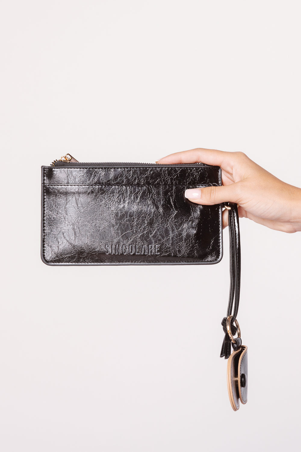 Billetera Isabelle en color negro, accesorio elegante de la marca AI-2025-302, con espacio para tarjetas y billetes.