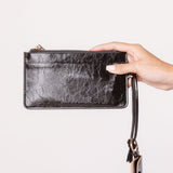 Billetera Isabelle en color negro, accesorio elegante de la marca AI-2025-302, con espacio para tarjetas y billetes.